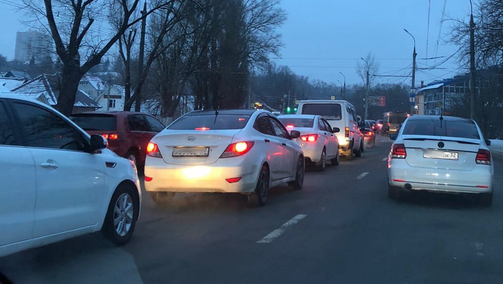 В Брянске автомобилисты попали в огромную пробку на улице Калинина