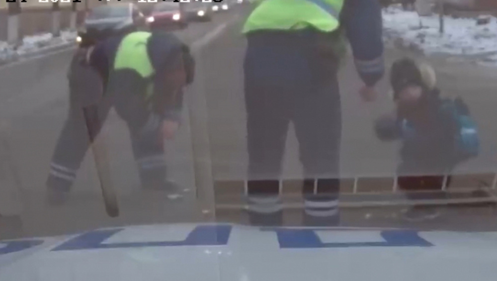 В брянской полиции рассказали о помощи ребенку, рассыпавшему конфеты на дороге