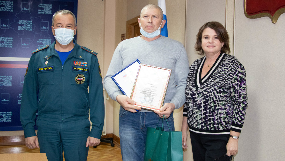 Двоих брянцев наградили за спасение в Мурманской области тонувшего рыбака