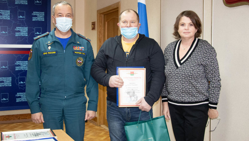Двух брянцев наградили за спасение в Мурманской области тонувшего рыбака