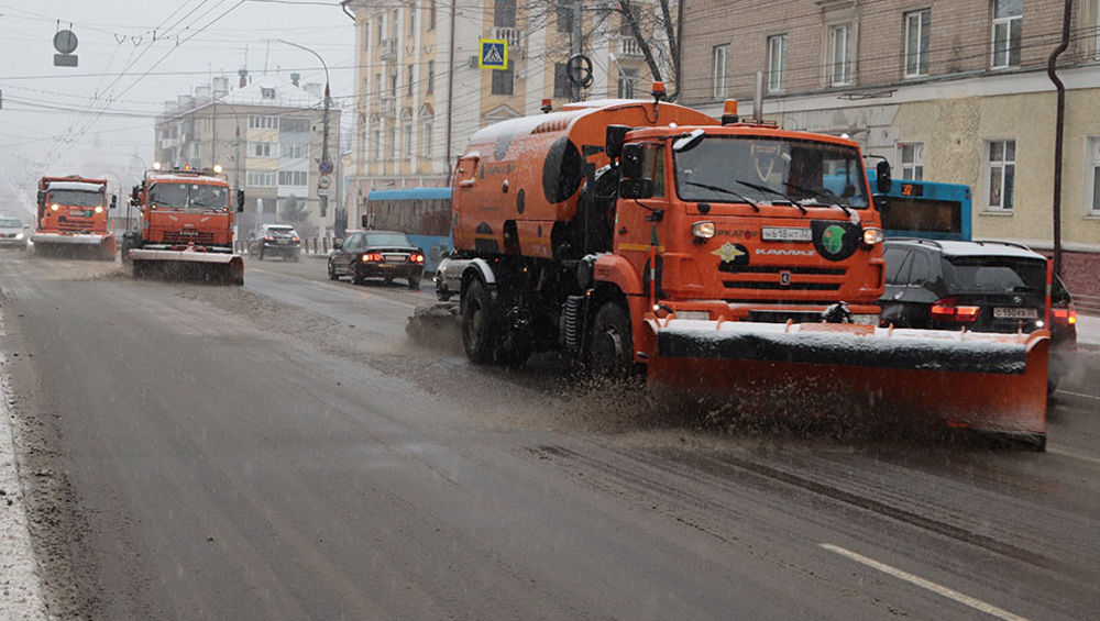 В Брянске на борьбу со снегом выехали на улицы 60 снегоуборочных машин