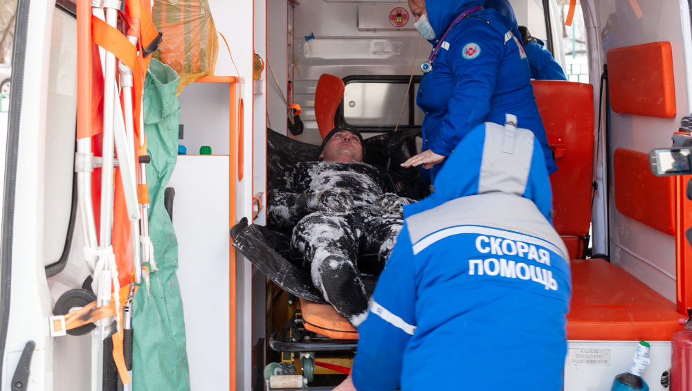 В Брянске прошла операция по спасению провалившегося под лед человека