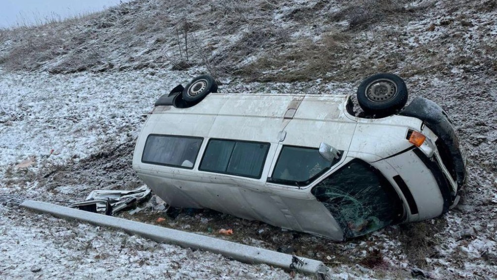 В Брянской области на трассе в перевернувшемся автобусе погиб пассажир