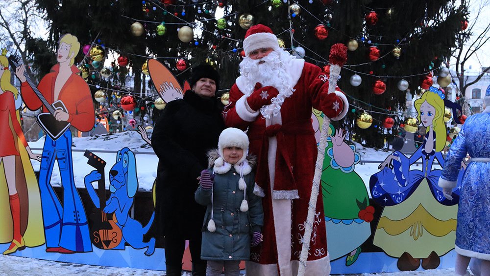 В Брянске главную ёлку города открыли без парада Дедов Морозов