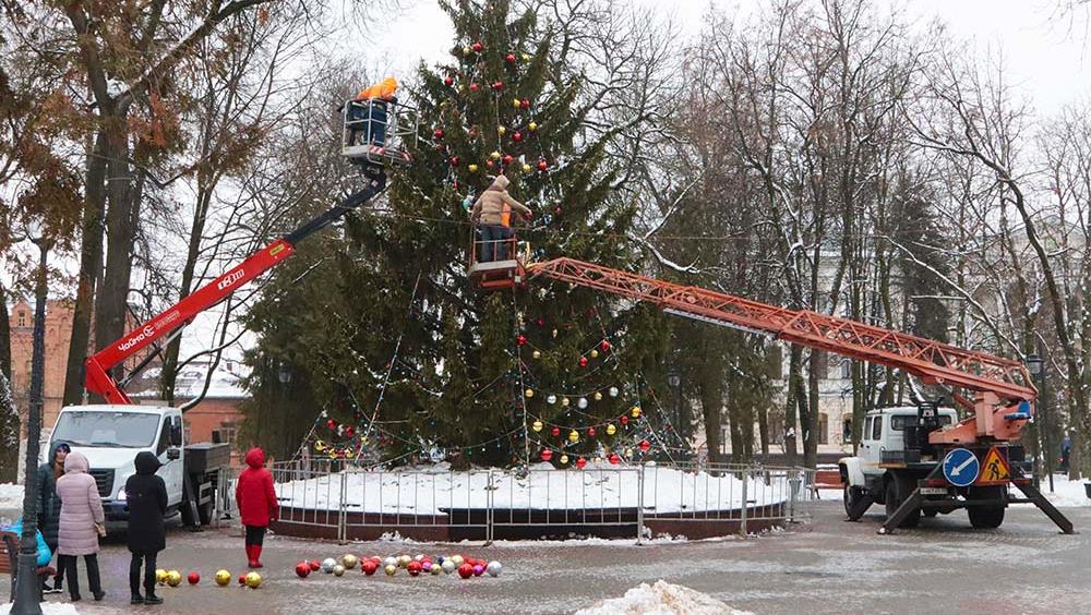 В Брянске главную новогоднюю ёлку украсили 500 игрушек