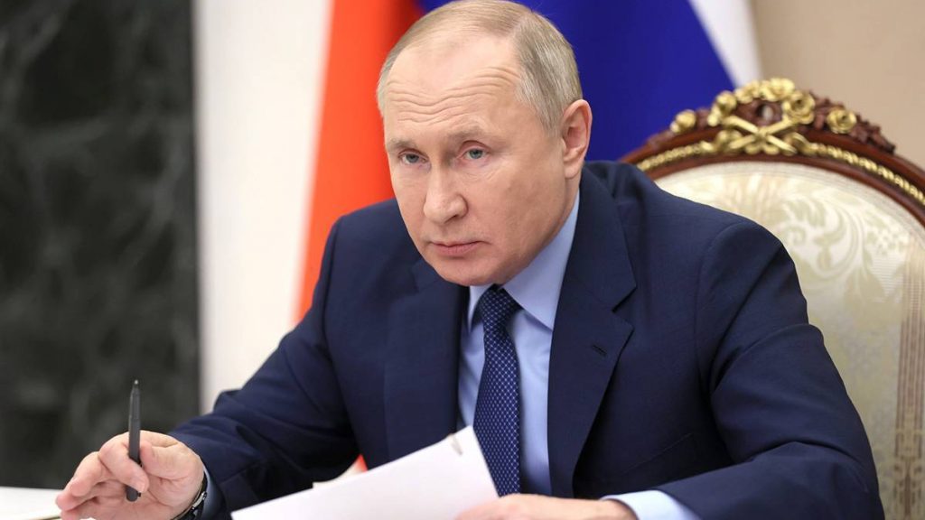 Путин поручил продавать газ недружественным странам только за рубли