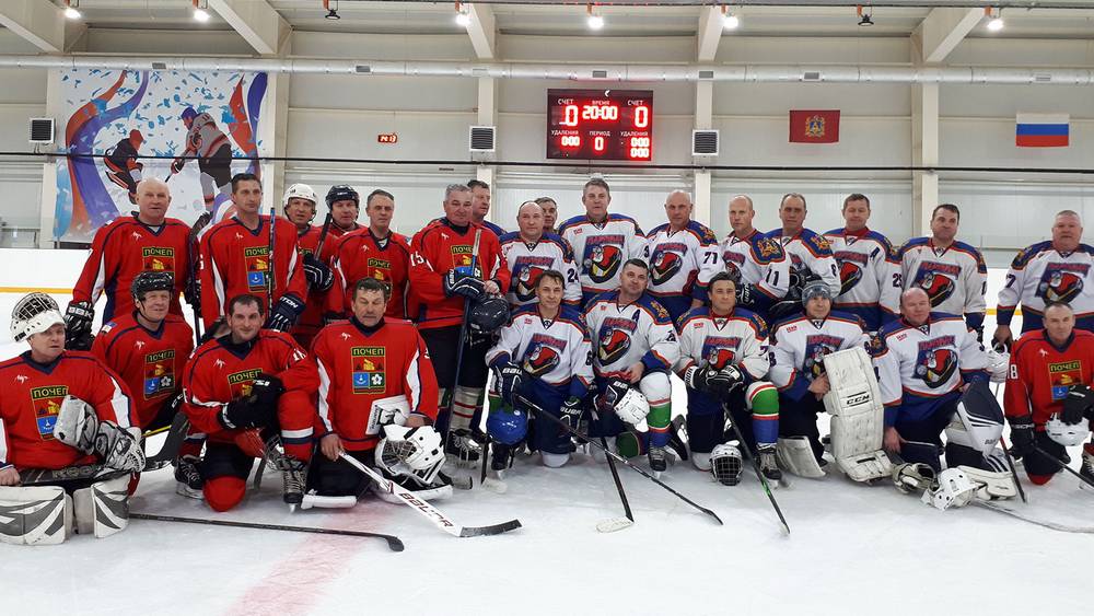 Брянский губернатор Богомаз сыграл в хоккейном матче в ледовом дворце Почепа