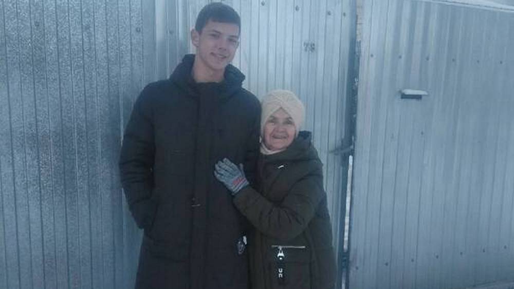 В поселке Климово 15-летний школьник начал бесплатно убирать снег у домов стариков