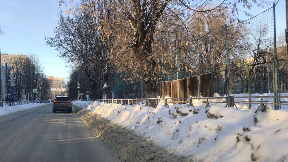 В Брянске многие дороги катастрофически сузились после снегопадов