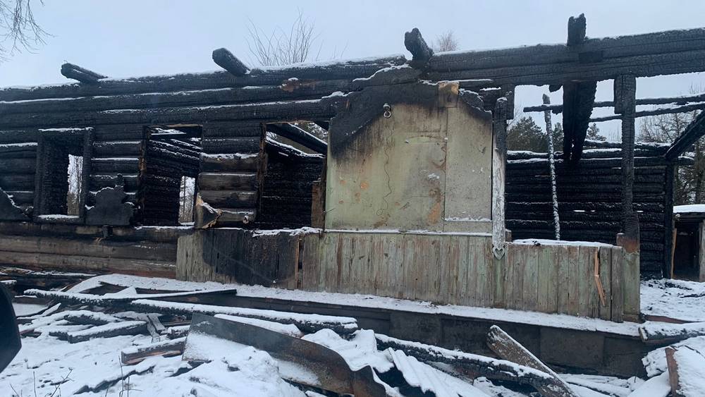 У семьи цыган из брянской деревни пожар уничтожил дом