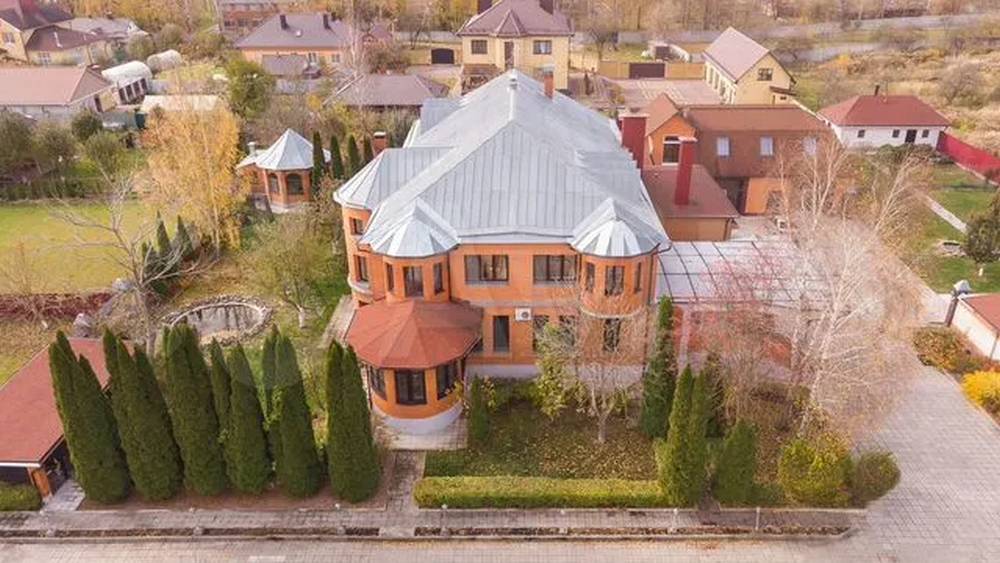 В Брянске за огромный особняк возле монастыря попросили 70 млн рублей