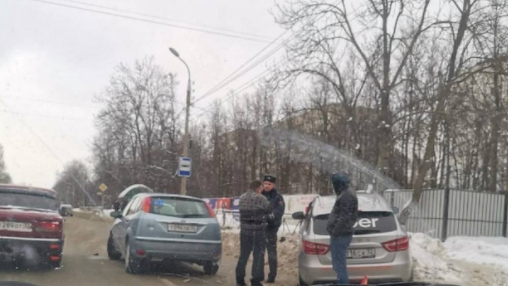В Брянске на смоленском шоссе таксист заскочил на снежный вал