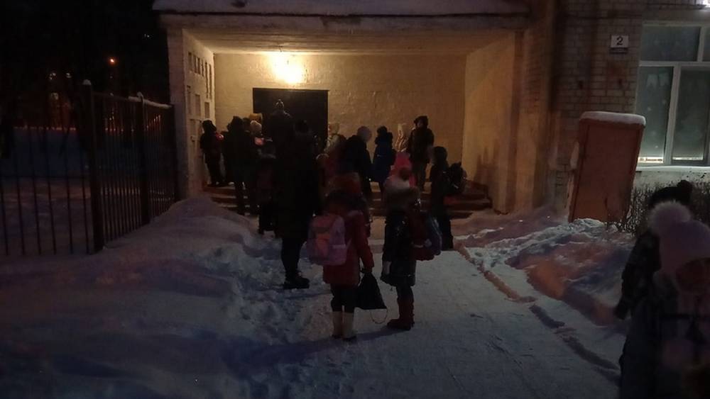 В Брянске сообщили о первоклассниках, ожидающих открытия школы на морозе