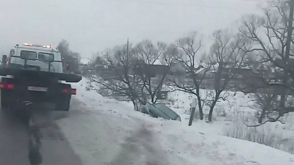 В Брянской области еще один автомобиль слетел с заснеженной дороги