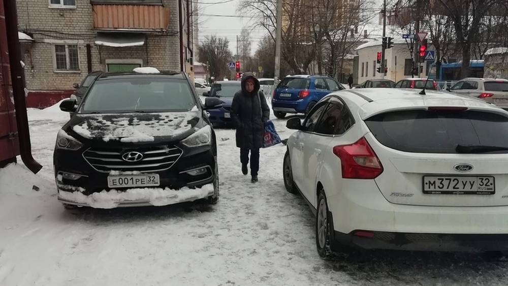 В Брянске автомобилистов обвинили в захвате тротуара на улице Луначарского
