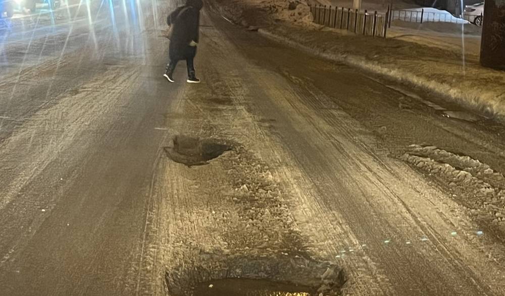 В Брянске водители остались без колес из-за провалов на Бежицкой улице