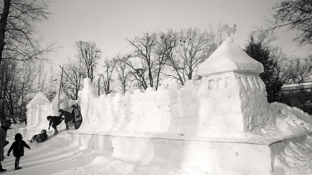 В Брянске показали снежный замок в парке Толстого во время зимы 1971 года