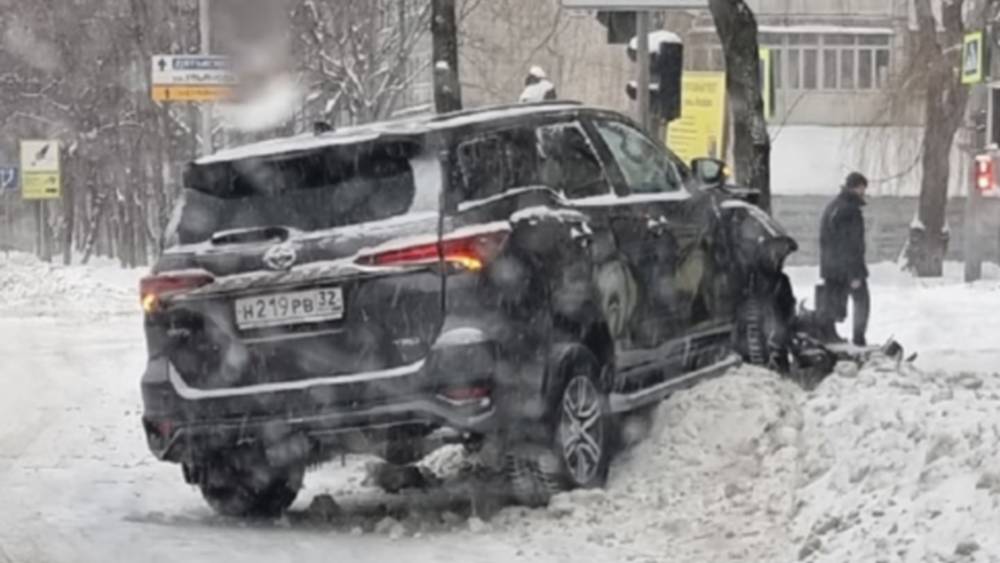 В Брянске возле Стальзавода автомобиль врезался в дерево