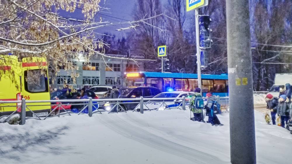 В Брянске автомобиль сбил человека на переходе у школы № 54