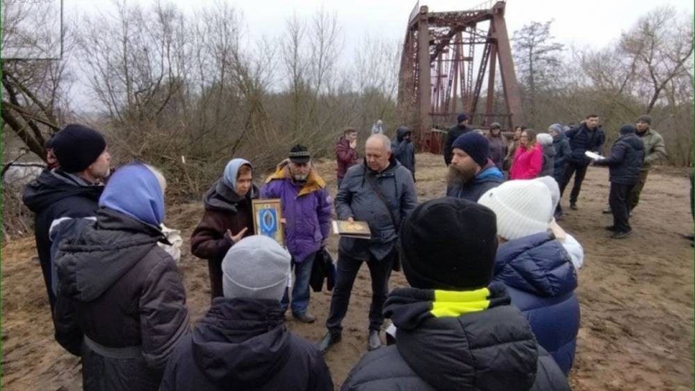 В Курске прекратили необычное дело о молитве у моста