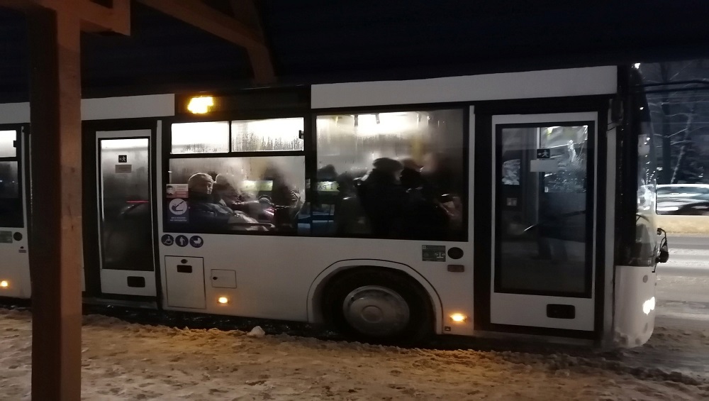 В Брянске автобусы перестали подъезжать к остановкам из-за снежных валов