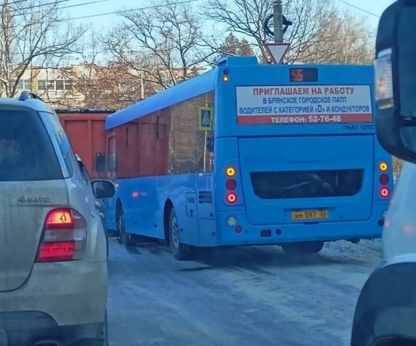 В Брянске на улице Бежицкой столкнулись автобус и КамАЗ