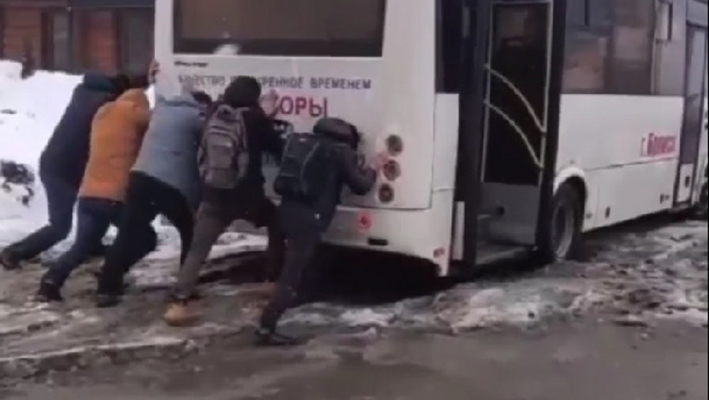 Брянцам показали видео застрявшего в снежной каше автобуса в Деснограде