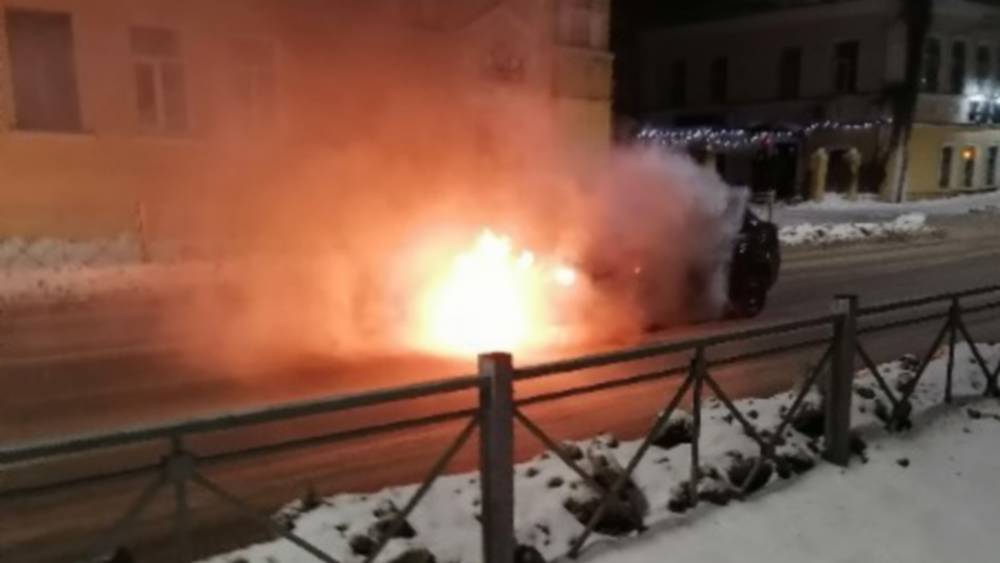 В Советском районе Брянска на улице Калинина сгорел легковой автомобиль