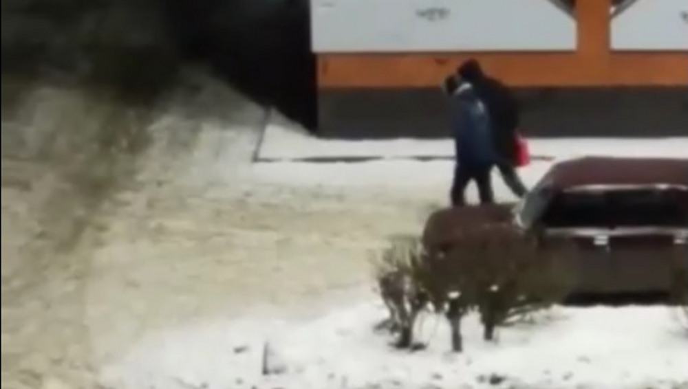 Житель Брянска снял видео воровства бензина из припаркованного автомобиля
