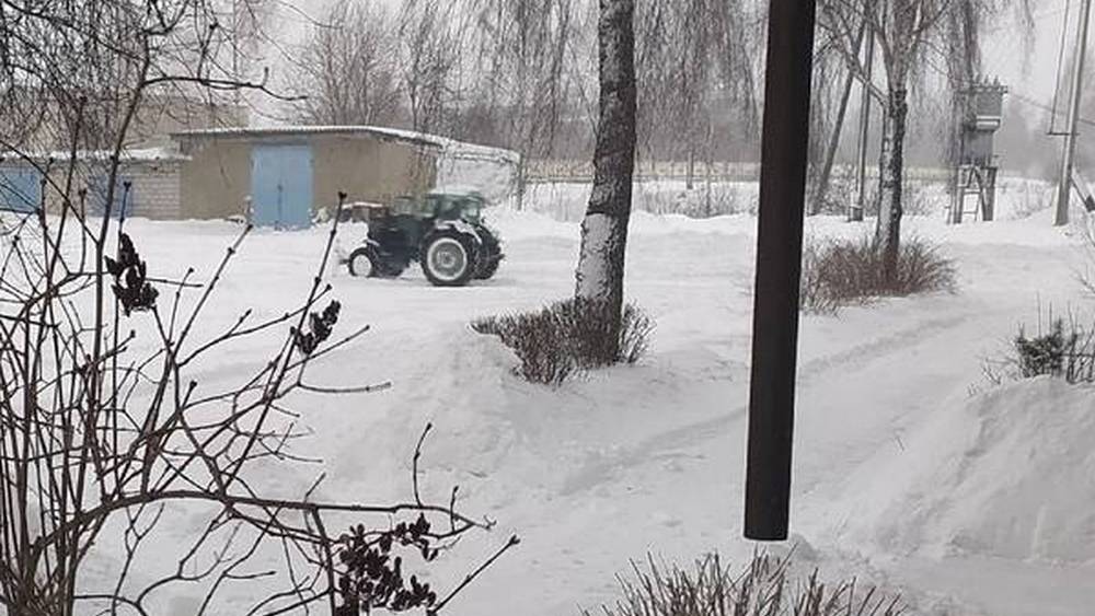 В Фокино владелец трактора расчистил дорогу застрявшим в снегу водителям