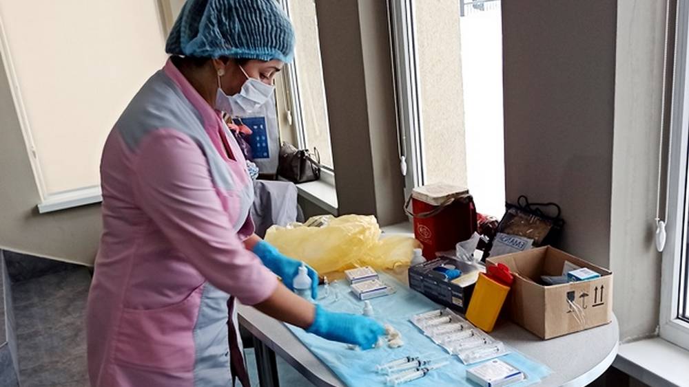 В Брянске сотрудники Россельхознадзора сделали ревакцинацию от коронавируса