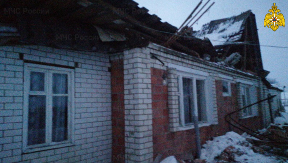 В Дятьковском районе Брянщины под тяжестью снега обрушилась крыша частного дома