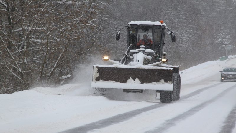 В Брянской области на расчистку федеральных трасс от снега вышли 19 спецмашин