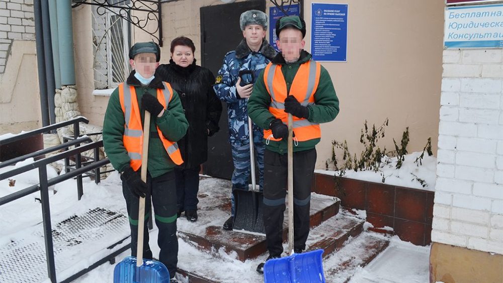 Воспитанники Брянской ВК помогли очистить от снега территорию социального центра «Наши дети»