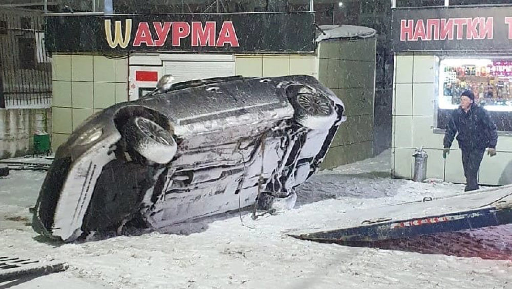 В Брянске в новогоднюю ночь на Авиационной улице перевернулся автомобиль