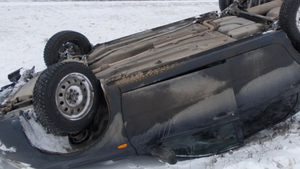 В Карачевском районе 22-летний водитель перевернул автомобиль