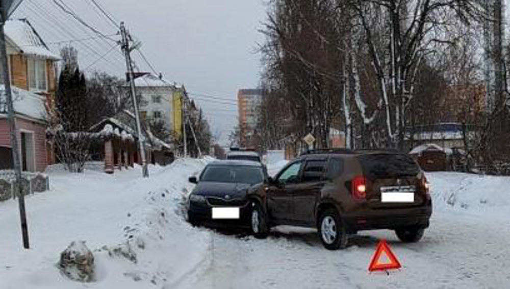 В Брянске водитель «Рено» врезался во встречный автомобиль и травмировался