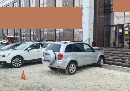 В Брянске автомобилистка на парковке сломала ногу 22-летней девушке