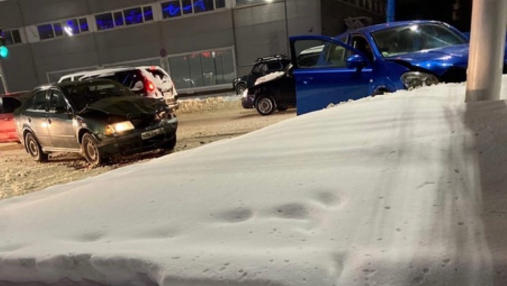 В Брянске из-за ДТП с двумя автомобилями возле ТЦ «Мельница» образовалась пробка