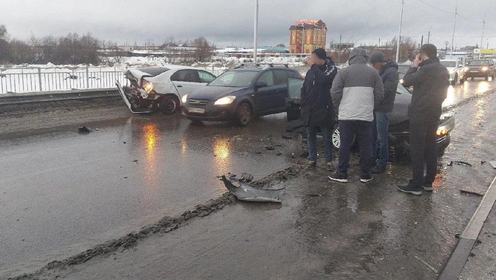 В Брянске на Литейном мосту столкнулись два легковых автомобиля
