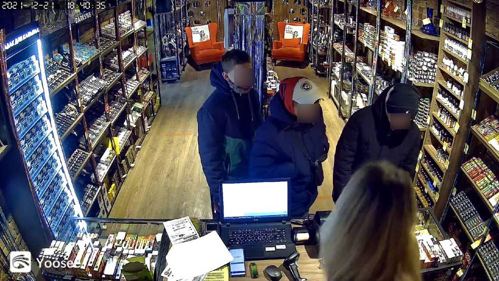 В брянском магазине сняли видео кражи товара подростком