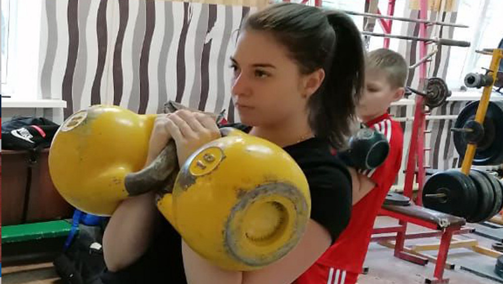 Турнир силачей в Новозыбкове украсила юная атлетка Карина Фукс