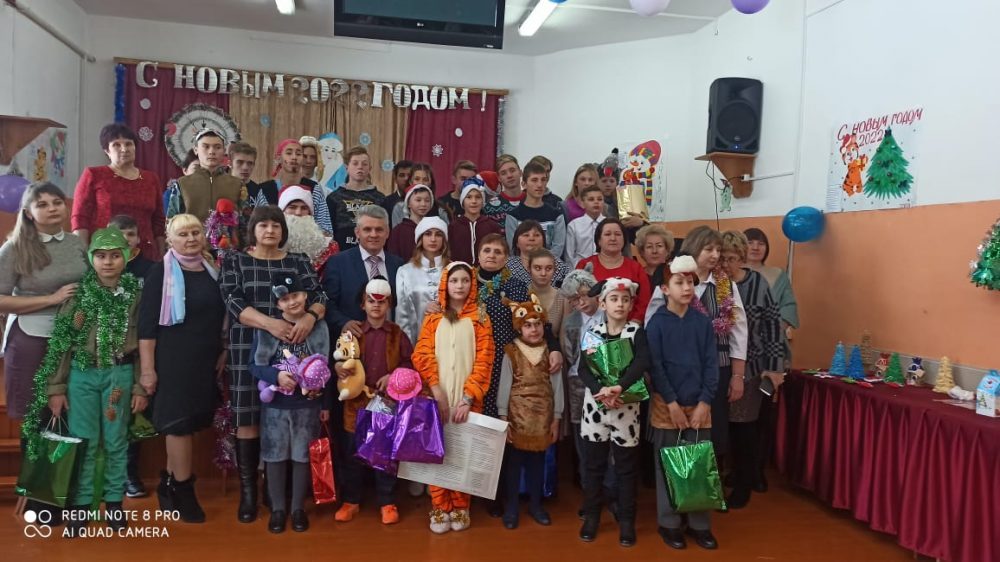 Сотрудники «Брянскэнерго» передали воспитанникам Мглинской школы-интерната подарки к Новому году и Рождеству