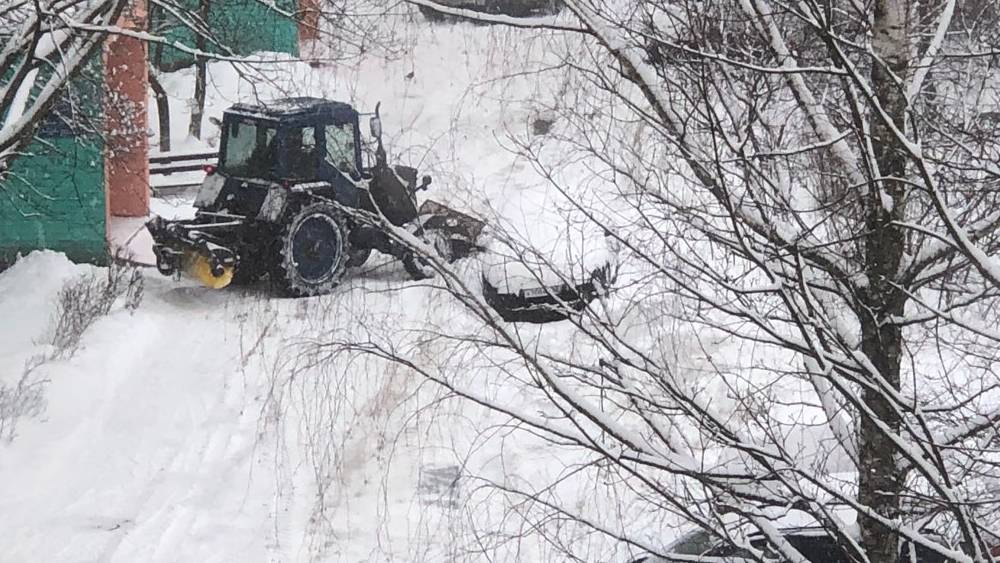 Снегоуборочная техника вышла во дворы домов в Брянске