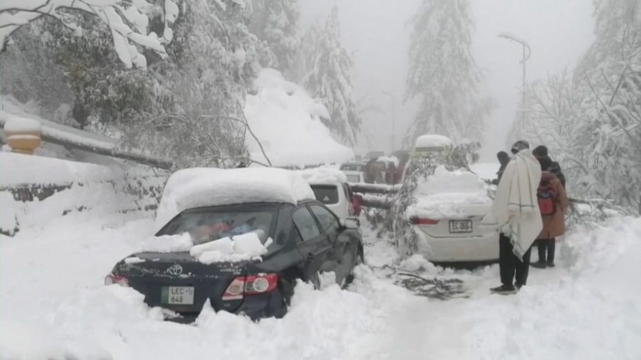 Резкое похолодание и обильные снегопады стали причиной гибели 22 человек в Пакистане
