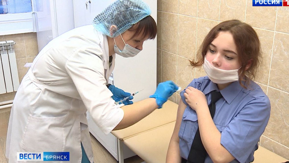В Брянске кадеты первыми среди подростков вакцинировались от коронавируса