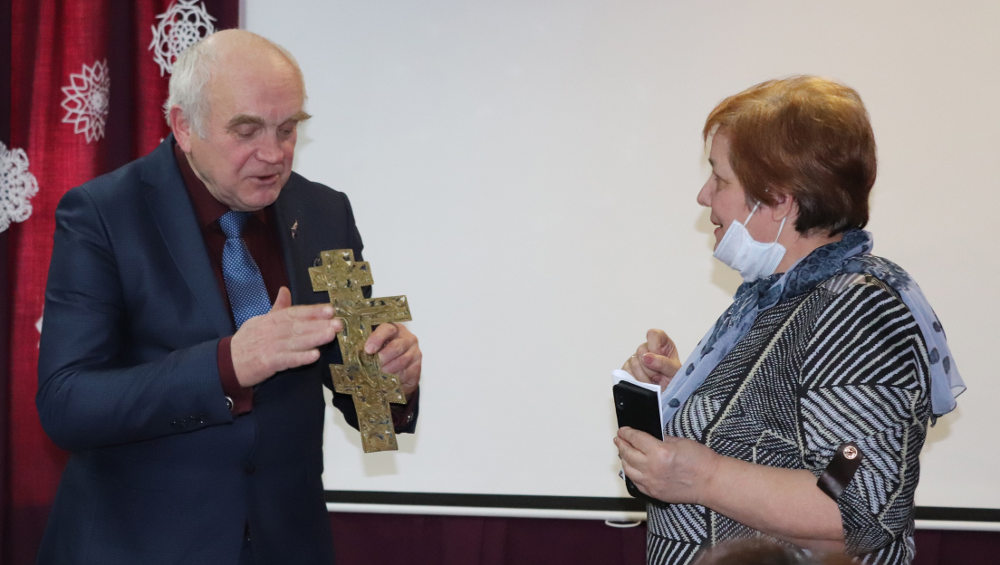Брянцев заинтриговал уникальный крест из областного краеведческого музея