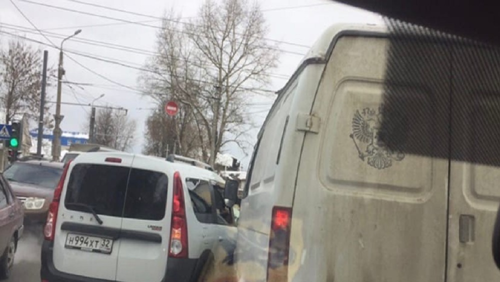 В Брянске легковой автомобиль угодил под «Газель» на перекрёстке