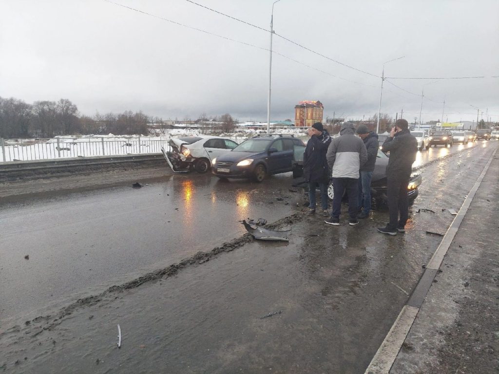 В Брянске в ДТП на Литейном мосту пострадал пассажир Volkswagen