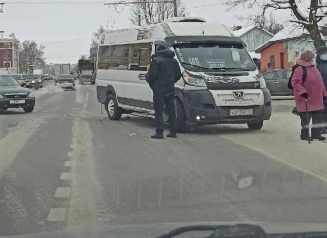 В Брянске на улице Ульянова маршрутка № 166 столкнулась с автомобилем